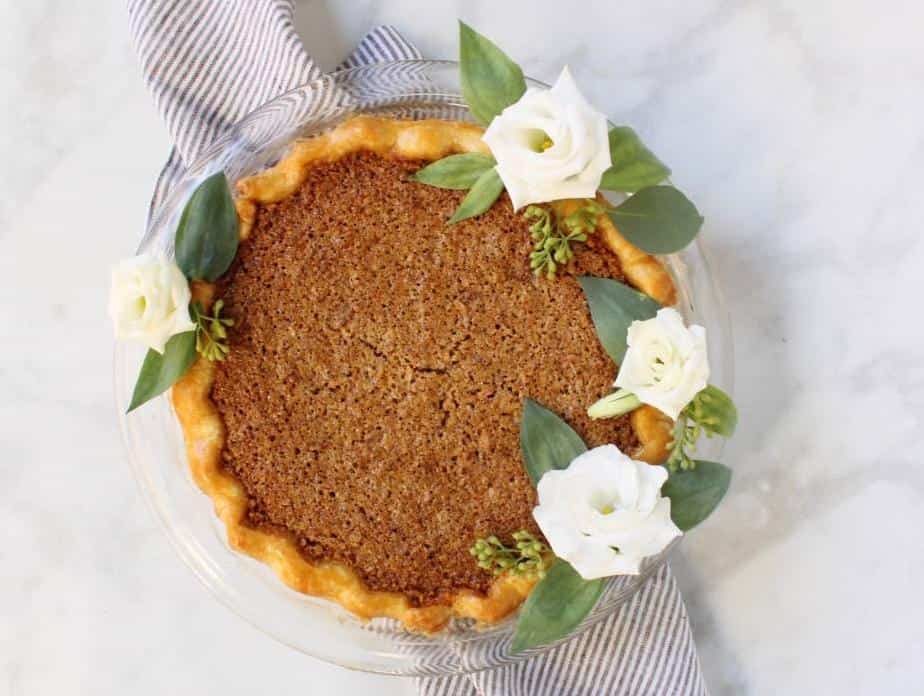  A golden brown pie, filled with a crunchy and sweet mix of oats and honey.