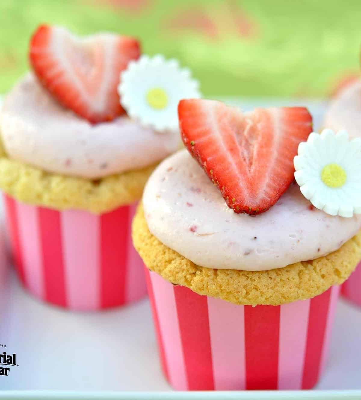  Amaze your friends and family with these beautiful and scrumptious Fresh Strawberry Icelandic Skyr Yogurt Cupcakes!