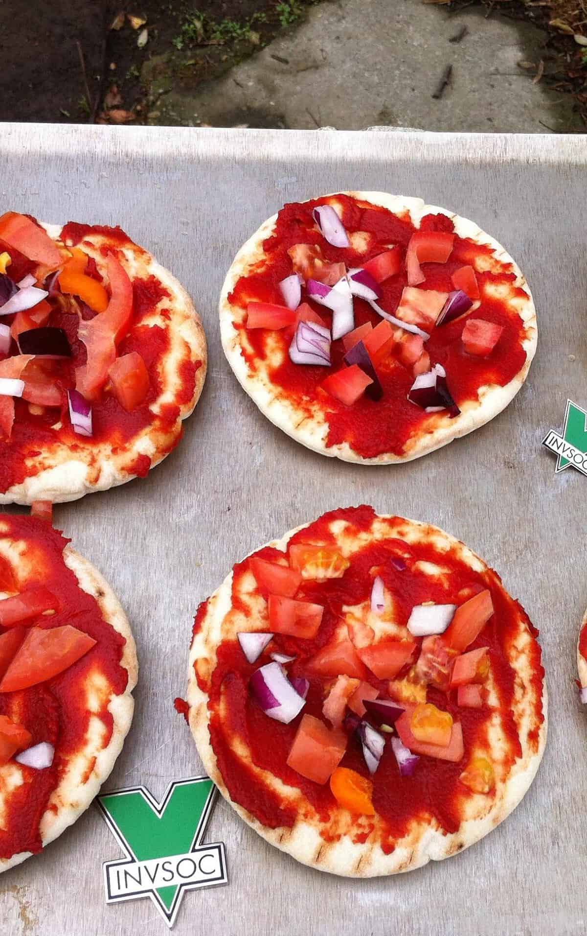  Bite into the flavor explosion of these colorful pita pizzas!