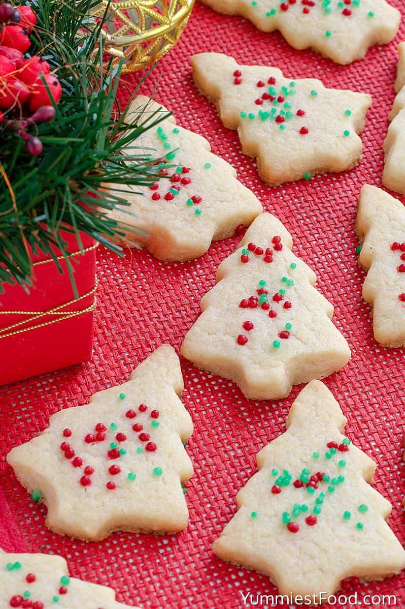  Chill the cookies in the fridge or freezer for a few minutes to help them hold their shape while cooking.