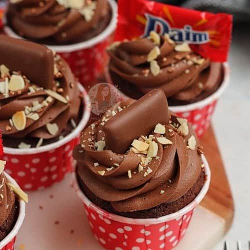 Chocolate-Almond Daim Cupcakes