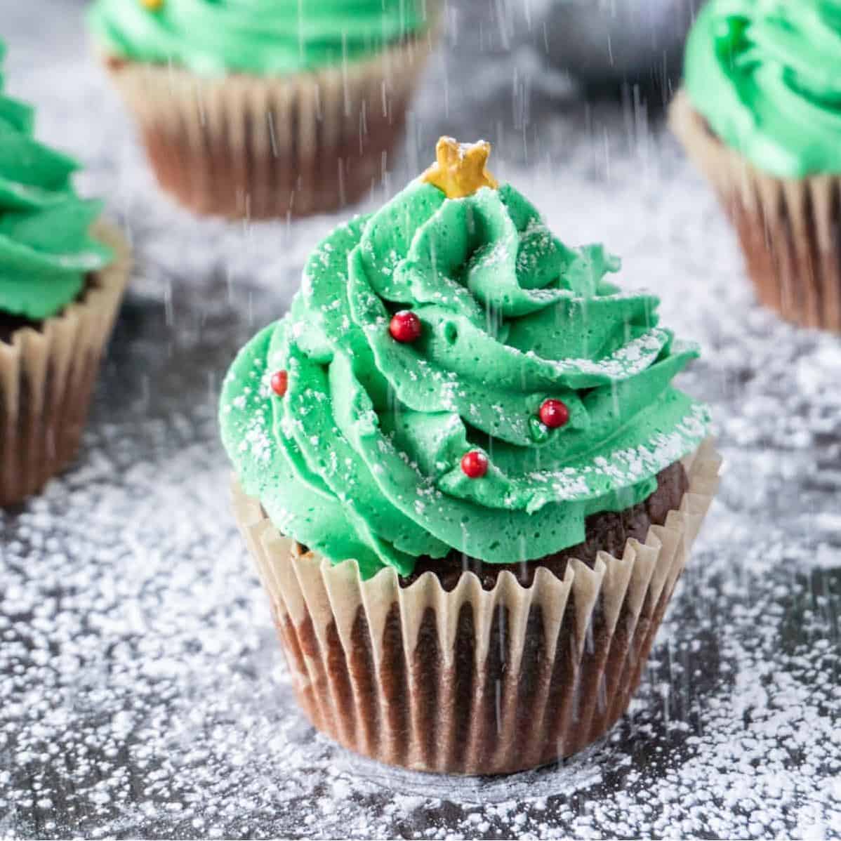  Create your own winter wonderland with these cute and festive cupcakes.