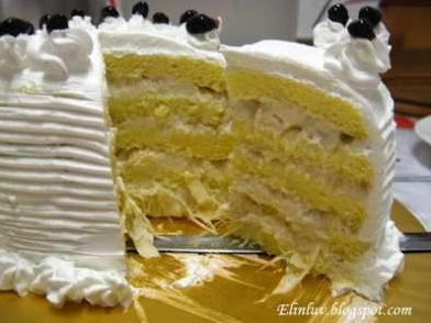  Golden crusted cake with sweet aroma of durian