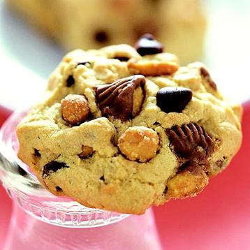  Indulge in the irresistible combination of chocolate and peanut butter with these blowout cookies!