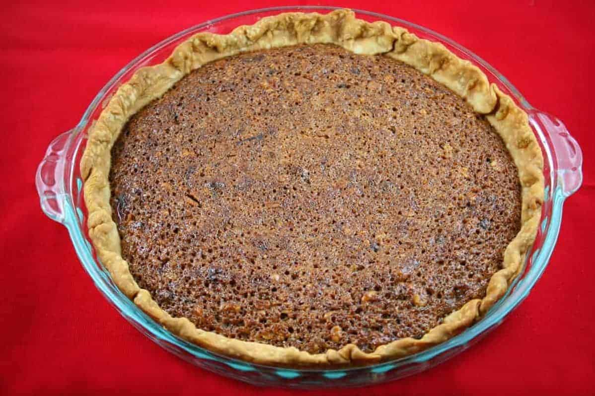  Layers of oats, nuts, and honey come together in every slice of this crunchy pie.
