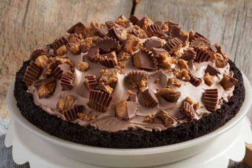  No need to go to a fancy bakery, you can now make your own delicious peanut butter pie at home.
