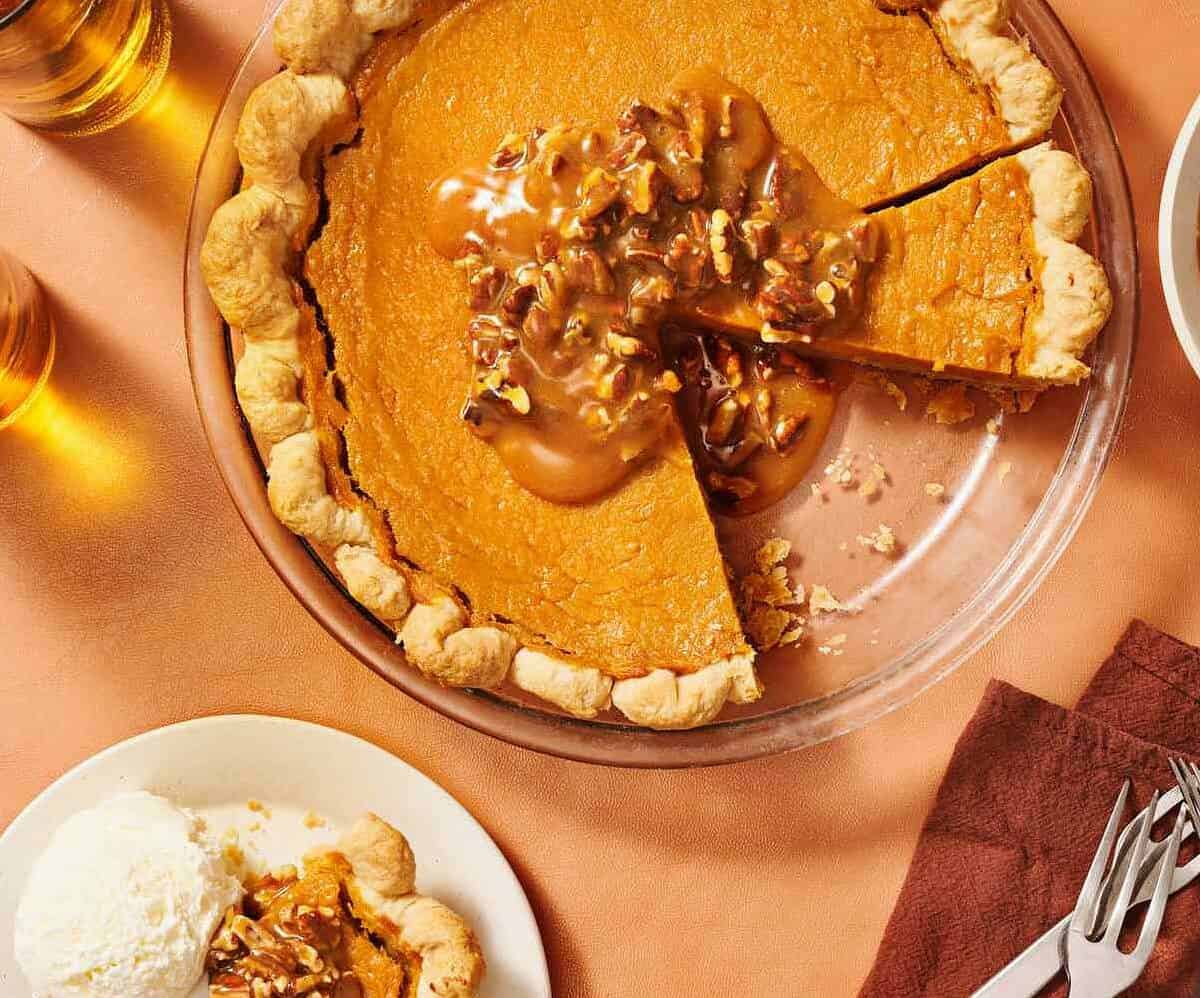  Pecans, cinnamon, and spices: the secret to our delicious pie.