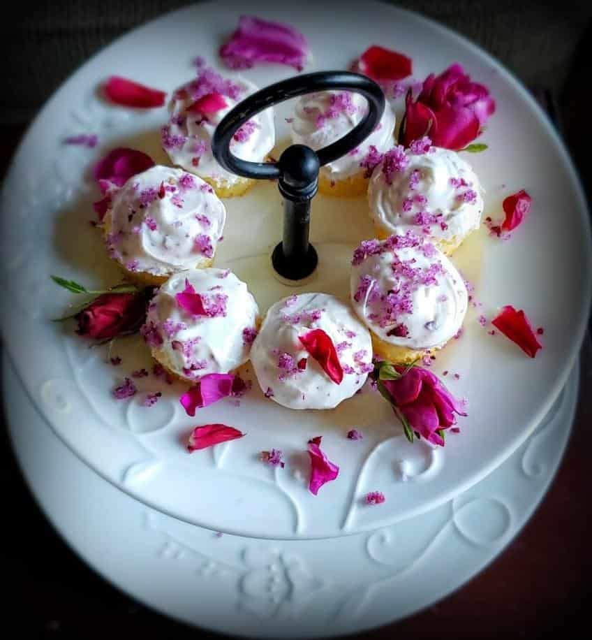  Simple yet elegant cupcakes topped with delicate rose petals