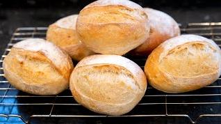  The aroma of freshly baked bread fills my kitchen, making it feel warm and inviting.