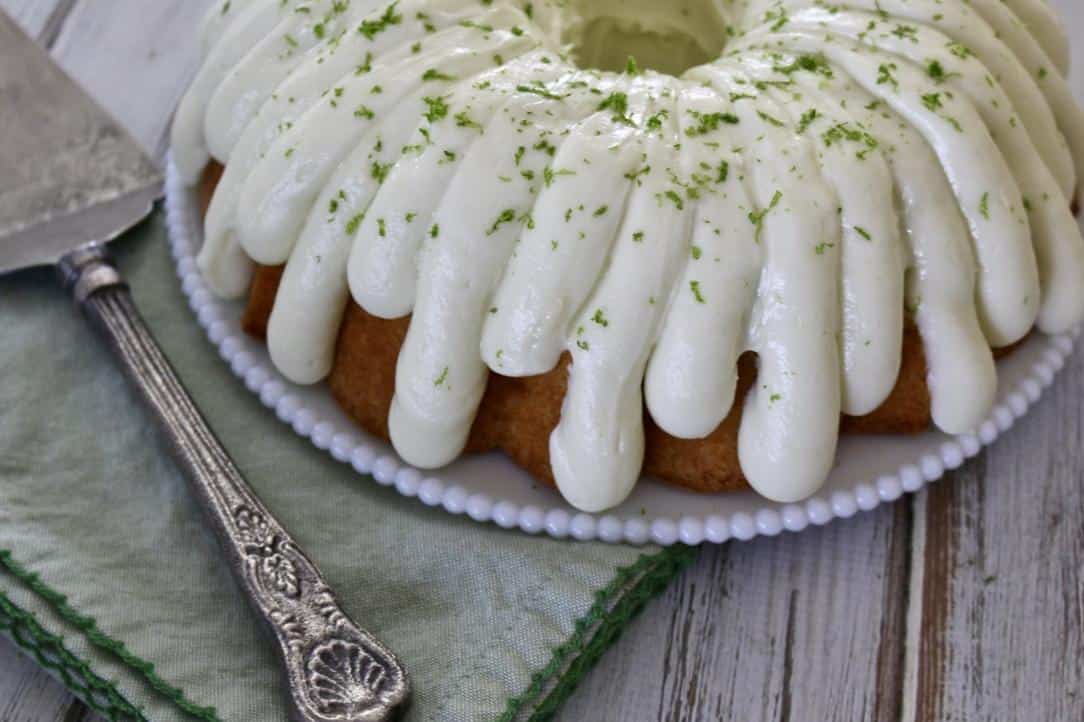  The perfect cake for a green-themed celebration!