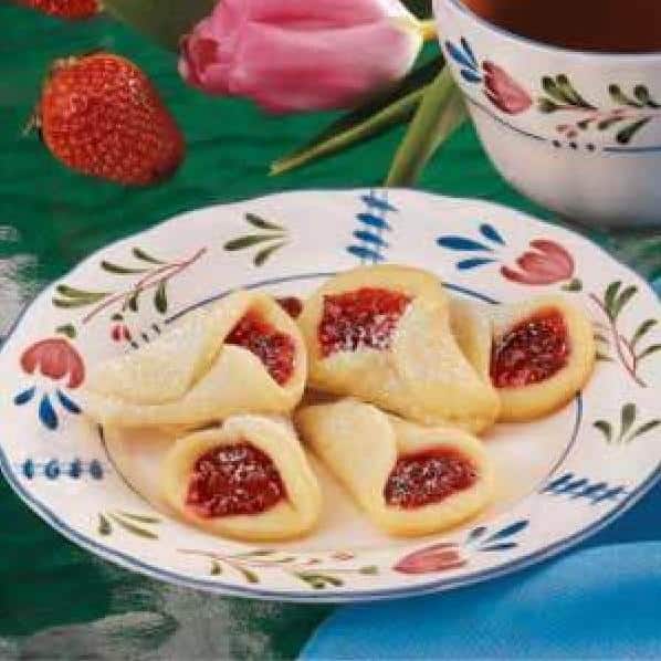  These Dainty Lily Cookies are the perfect way to celebrate springtime.
