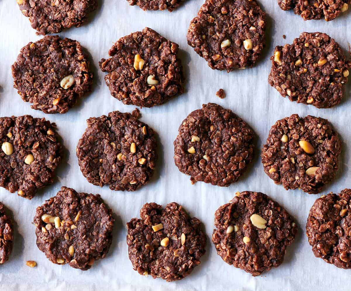  These mountain bar cookies taste like a hike in the mountains and the best part: No baking required!