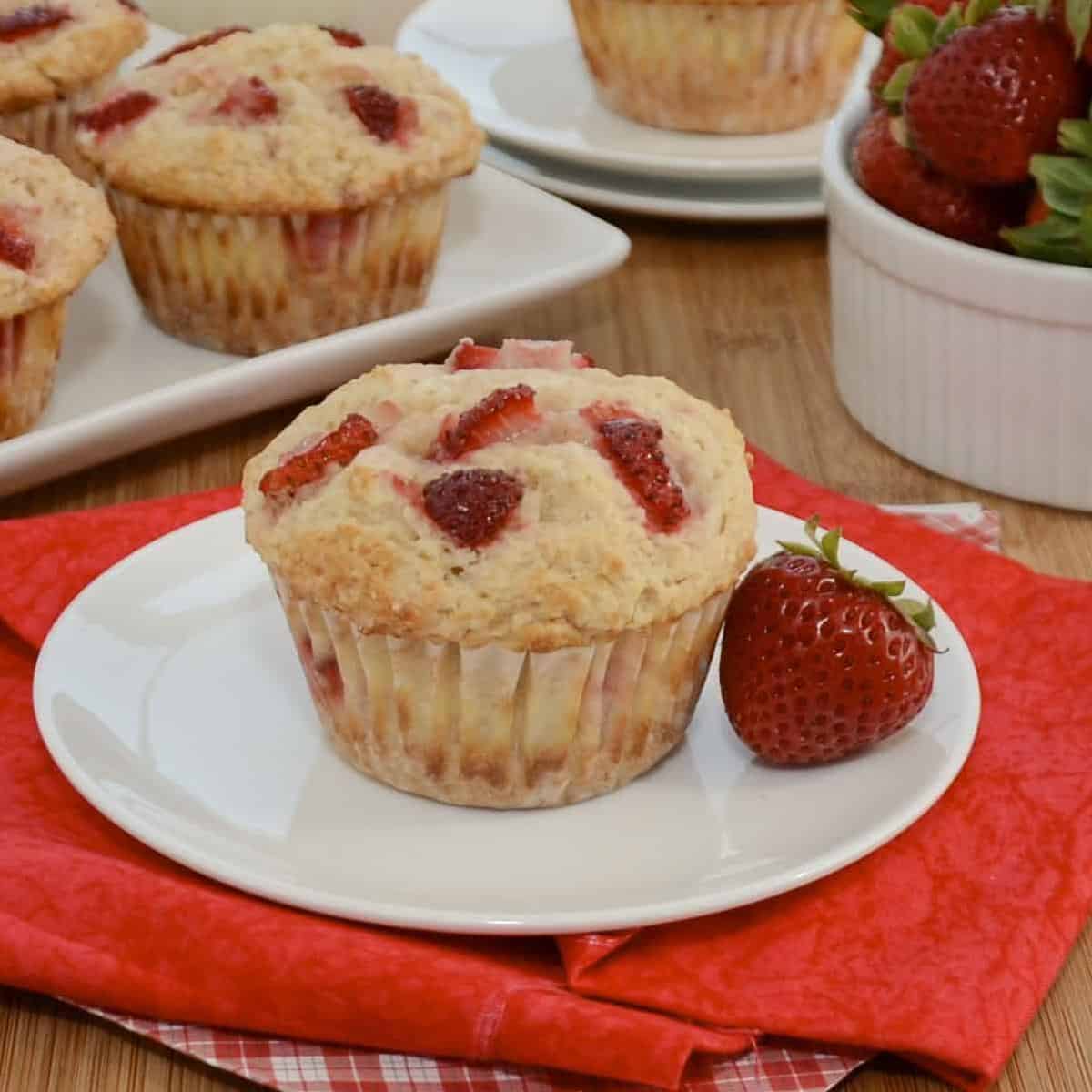  Top these muffins with a little bit of whipped cream and more strawberries for an extra touch of sweetness!