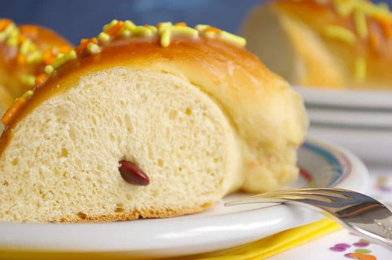  Watch as the yeast dough rises to create a fluffy and tender cake.
